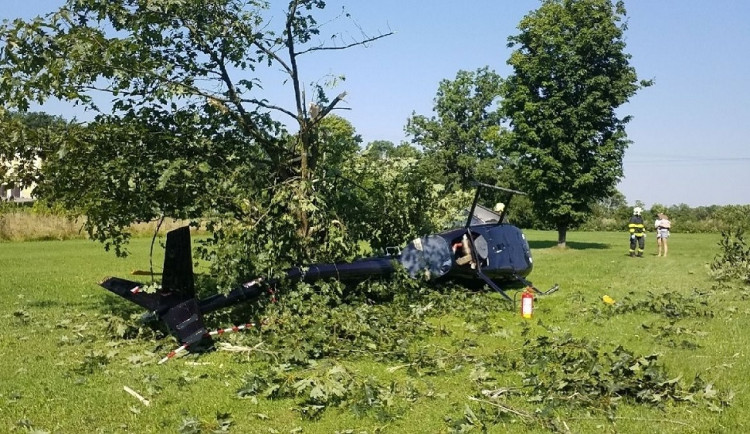 V zámeckém parku v Žamberku havaroval vrtulník, seděly v něm i dvě děti