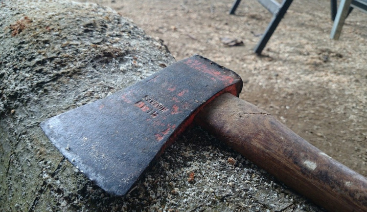 Senior napadl a zranil ve Vysokém Mýtě dva lidi sekerou, hrozí mu až výjimečný trest