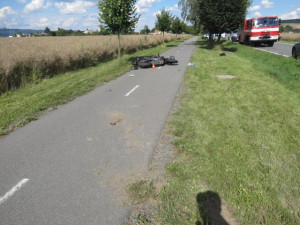 Policie hledá svědkyni, která dávala první pomoc na závažné dopravní nehodě