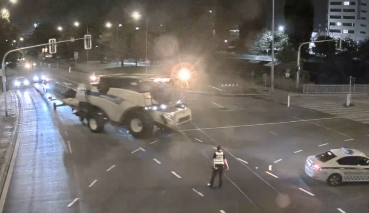 Řidič kombajnu z Prostějovska zabloudil cestou ze žní. Skončil uprostřed noci v Brně