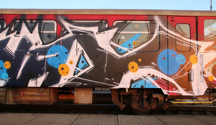 Sprejer poničil odstavené vozy vlakové soupravy na nádraží v Jičíně, škoda je zatím třicet tisíc korun