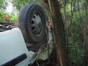 Opilý mladík ve Felicii nezvládl zatáčku a skončil na střeše vedle silnice. O řidičák přišel již v květnu