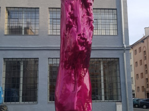 FOTO: Olomouc má nový sochařský přírůstek. Obří růžový jazyk znázorňuje chuť na sladké