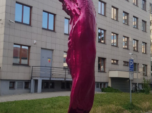 FOTO: Olomouc má nový sochařský přírůstek. Obří růžový jazyk znázorňuje chuť na sladké