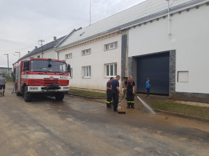 Páteční bouřka zaplavovala domy a sklepy. V Kokorách také poničila chmelnice za 20 milionů