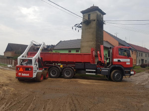 Páteční bouřka zaplavovala domy a sklepy. V Kokorách také poničila chmelnice za 20 milionů