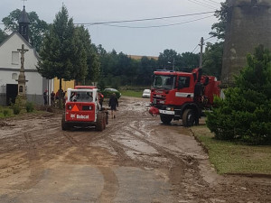 Páteční bouřka zaplavovala domy a sklepy. V Kokorách také poničila chmelnice za 20 milionů