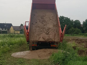 Páteční bouřka zaplavovala domy a sklepy. V Kokorách také poničila chmelnice za 20 milionů