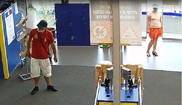 Odcizili kabelku s větším obnosem peněz, pátrá po nich policie