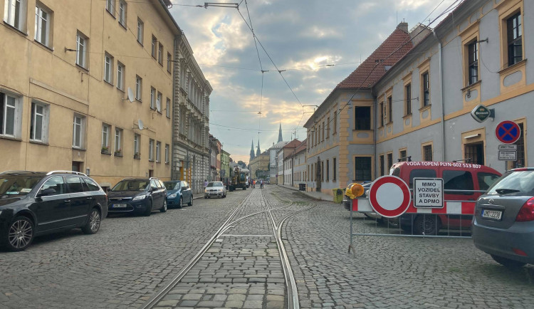 Další uzavírka v centru města. Do konce měsíce neprojedete Sokolskou ulicí