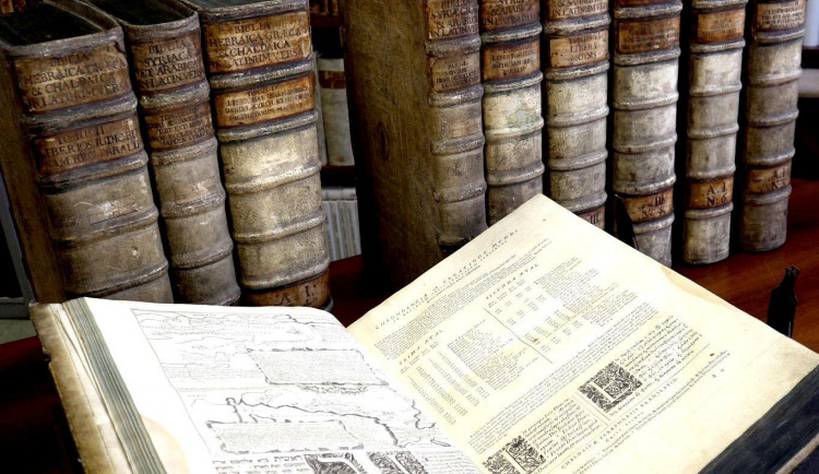Ukradené překlady bible se vrátily do Olomouce. Celá sbírka Pařížské polygloty bude k vidění v září
