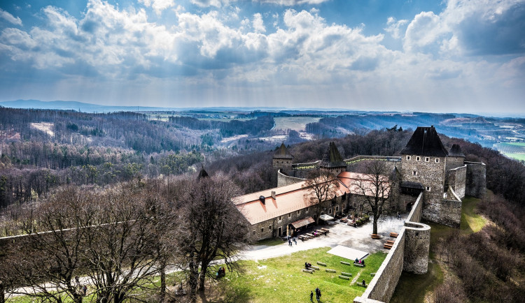 Plošina na opraveném paláci hradu Helfštýn nabízí nevšední výhledy do údolí Moravské brány