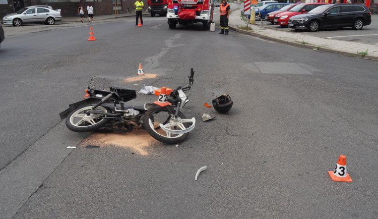Policie se obrací na svědky dopravní nehody v Zábřehu. Řidička mopedu je ve vážném stavu