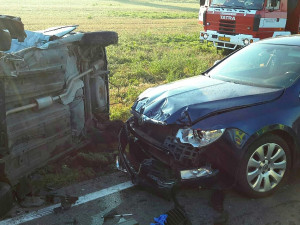 V pátek ráno nehoda zablokovala silnici u Samotíšek. Jednoho z řidičů museli hasiči vyprošťovat