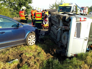 V pátek ráno nehoda zablokovala silnici u Samotíšek. Jednoho z řidičů museli hasiči vyprošťovat