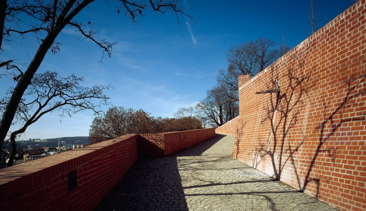 Opilá žena se v Brně pohádala s kamarádem. V afektu skočila ze šestimetrové zdi