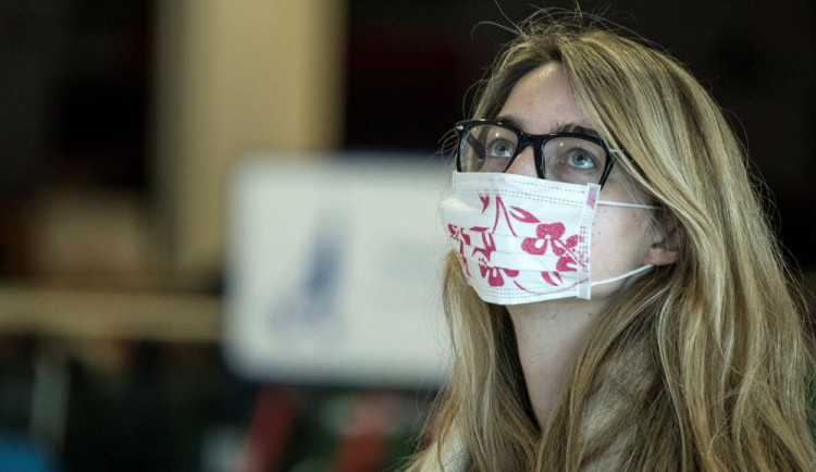 Zkrácení karantén kvůli covidu-19 začne platit až od 1. září