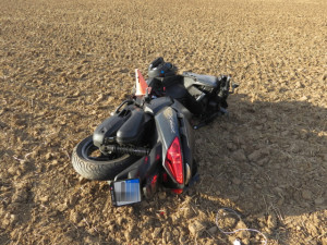 FOTO: Žena havarovala na motorce se spolujezdcem. Oba skončili v nemocnici