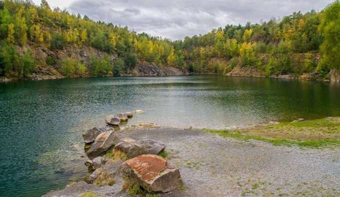Pozor na zloděje u lomu Výkleky. Během tří dnů ukradli několik tisíc i rozbili auto