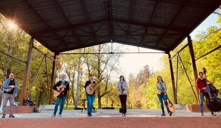 Víkend plný folkové hudby se chystá už za pár dní v Mohelnických sadech