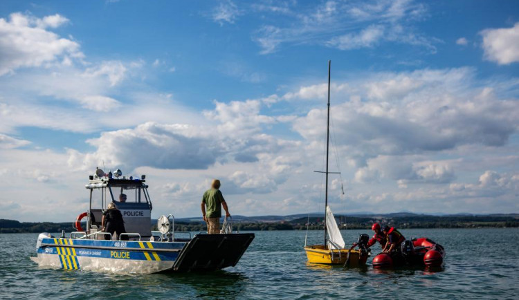 Složky IZS zachraňovaly člověka z převrácené plachetnice na Rozkoši