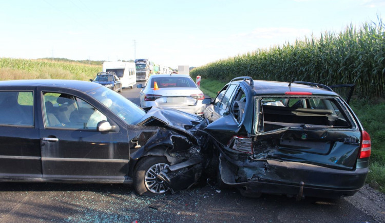 Bouračka čtyř aut si vyžádala jedno lehčí zranění a škodu zhruba za 200 tisíc korun