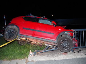 FOTO: Dvě havárie během dne kvůli únavě. Jedna řidička byla lehce zraněna