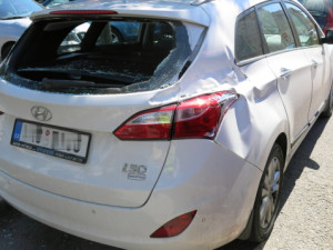 FOTO: 3,5 promile? Opilá žena způsobila nehodu čtyř aut, pak se převrátila na bok