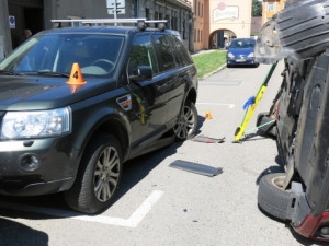 FOTO: 3,5 promile? Opilá žena způsobila nehodu čtyř aut, pak se převrátila na bok