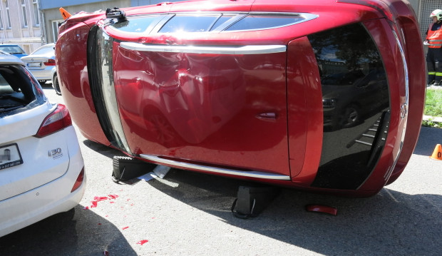 Opilá žena způsobila nehodu čtyř aut, pak se převrátila na bok