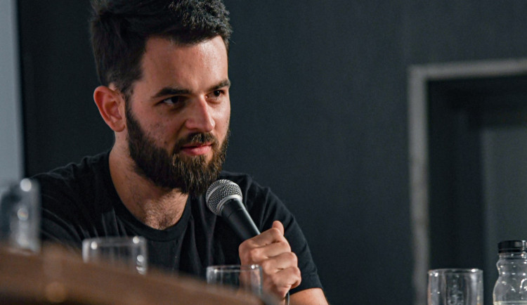 Novinář Filip Titlbach, který pracuje jako editor podcastu v Deníku N