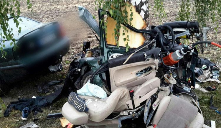 Řidič měl opravdu velké štěstí, že nehodu přežil. Foto z místa nehody.