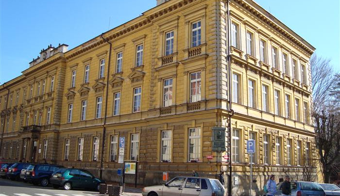 Základní škola Husova v Jičíně se zítra neotevře. Jedna osoba pedagogického sboru má pozitivní test na koronavirus, další jsou v karanténě