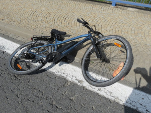 Řidič bílé dodávky srazil při předjíždění cyklistku na elektrokole a z místa nehody ujel. Pátrá po něm policie