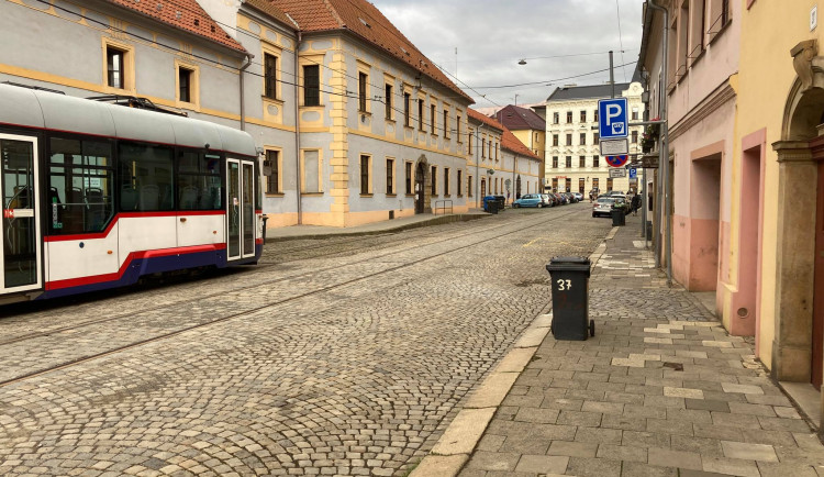 Část ulice Sokolská byla kvůli opravám kolejí uzavřena.