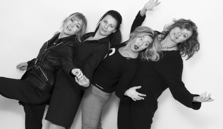 SOUTĚŽ: Vyhrajte vstupenky na čtvrteční divadelní představení Můžem i s mužem, které proběhne pod širým nebem