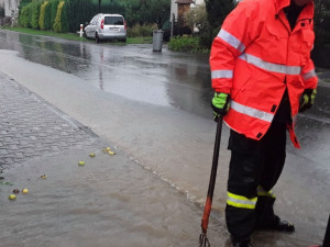 Hladiny řek se v úterý večer zvedly. Hasiči zasahovali na nejkritičtějších místech