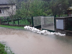 Hladiny řek se v úterý večer zvedly. Hasiči zasahovali na nejkritičtějších místech