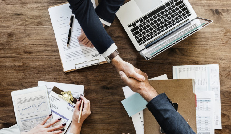 Průměrná mzda ve 2. čtvrtletí reálně klesla o 2,5 procenta. Kde se snižovaly platy nejvíc?