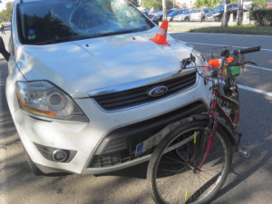 Opilý řidič srazil na přechodu pro chodce třiaosmdesátiletého cyklistu. Ten utrpěl vážná zranění