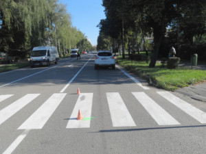 Opilý řidič srazil na přechodu pro chodce třiaosmdesátiletého cyklistu. Ten utrpěl vážná zranění