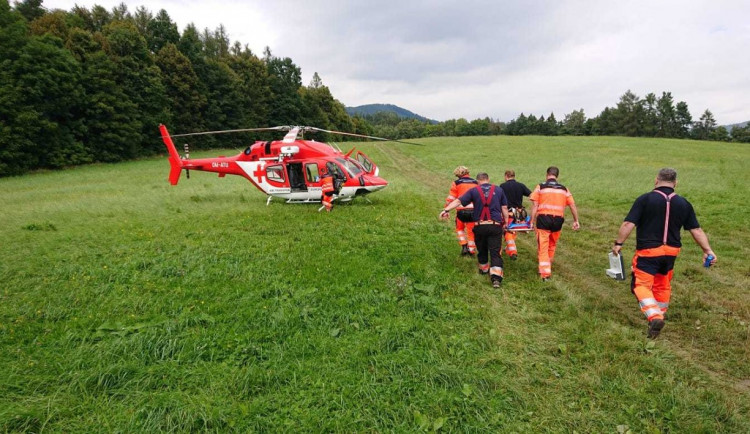 FOTO: Chlapec spadl ze skály na školním výletě a těžce se zranil