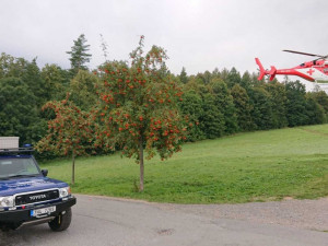 FOTO: Chlapec spadl ze skály na školním výletu a těžce se zranil.