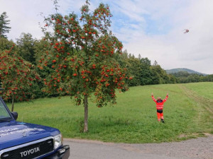 FOTO: Chlapec spadl ze skály na školním výletu a těžce se zranil.