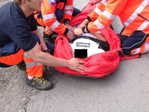 FOTO: Chlapec spadl ze skály na školním výletu a těžce se zranil.