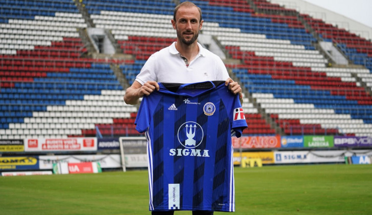 To je nováčků! Proti Skotsku je v nominaci i pět hráčů Sigmy. Hubník kapitánem