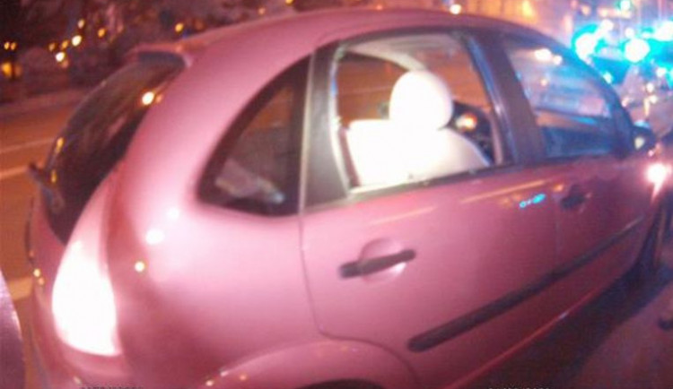 Muž vešel na Moraváku do cesty autu, mladému řidiči se pak pomstil rozbitím zadního okna pěstí