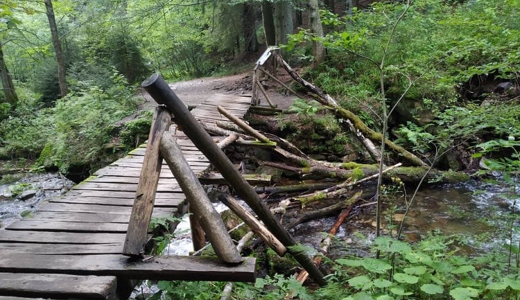 FOTO: Správa CHKO Jeseníky opravuje lávku na Bílé Opavě