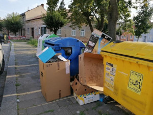 Kontejnerů na odpad je ve městě dostatek, přesto stále vznikají nelegální černé skládky