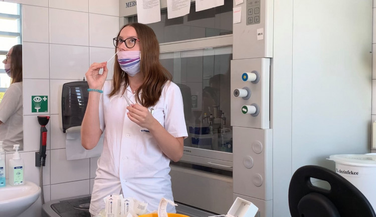 VIDEO: Screeningový test na covid-19, hotový za pár sekund, výsledky do hodiny. Jaké je jeho využití v praxi?